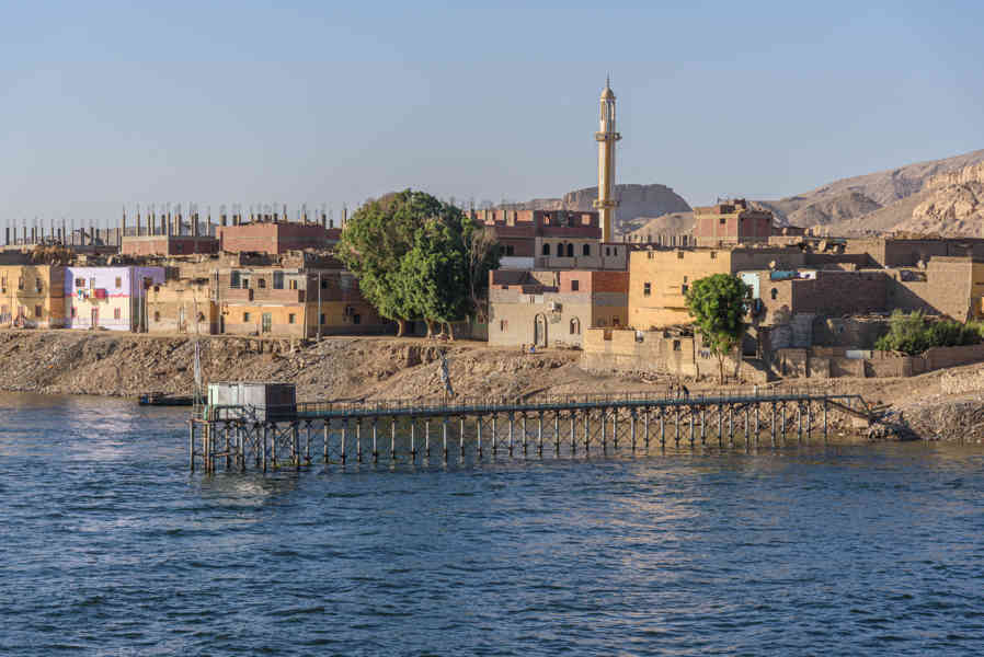 Egipto 366 - rio Nilo - casas.jpg